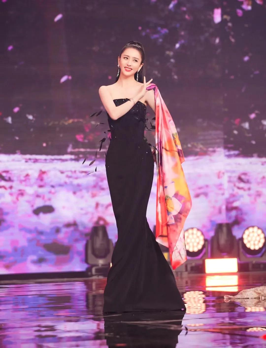 佳歌品牌代言人佟麗婭榮獲“微博年度之星”！